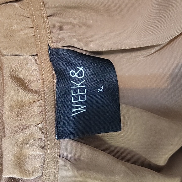 🆕️ Week & Ruffle Satin Like Top - Picture 5 of 6